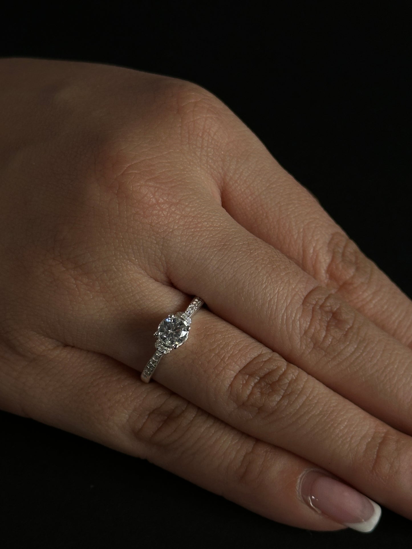 Anillo Solitario con Circones en Plata Ley 925