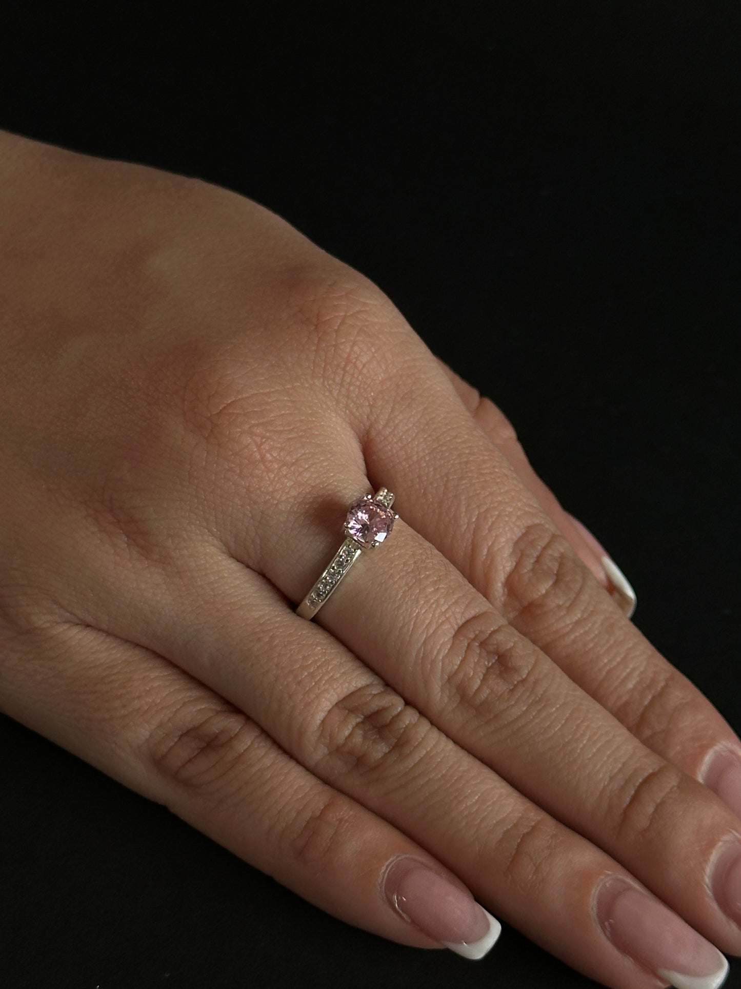 Anillo Solitario Redondo con Circones en Plata Ley 925