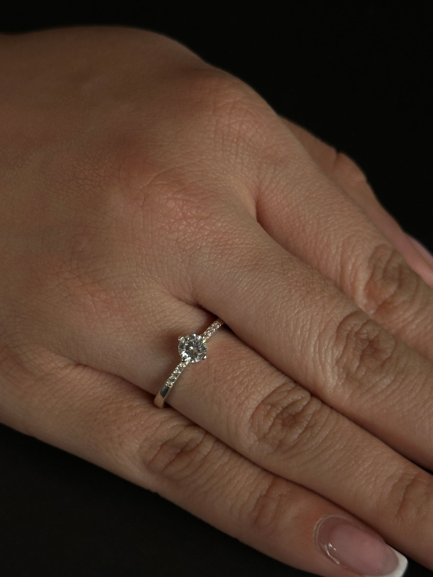 Anillo Solitario Clásico con Circones en Plata Ley 925