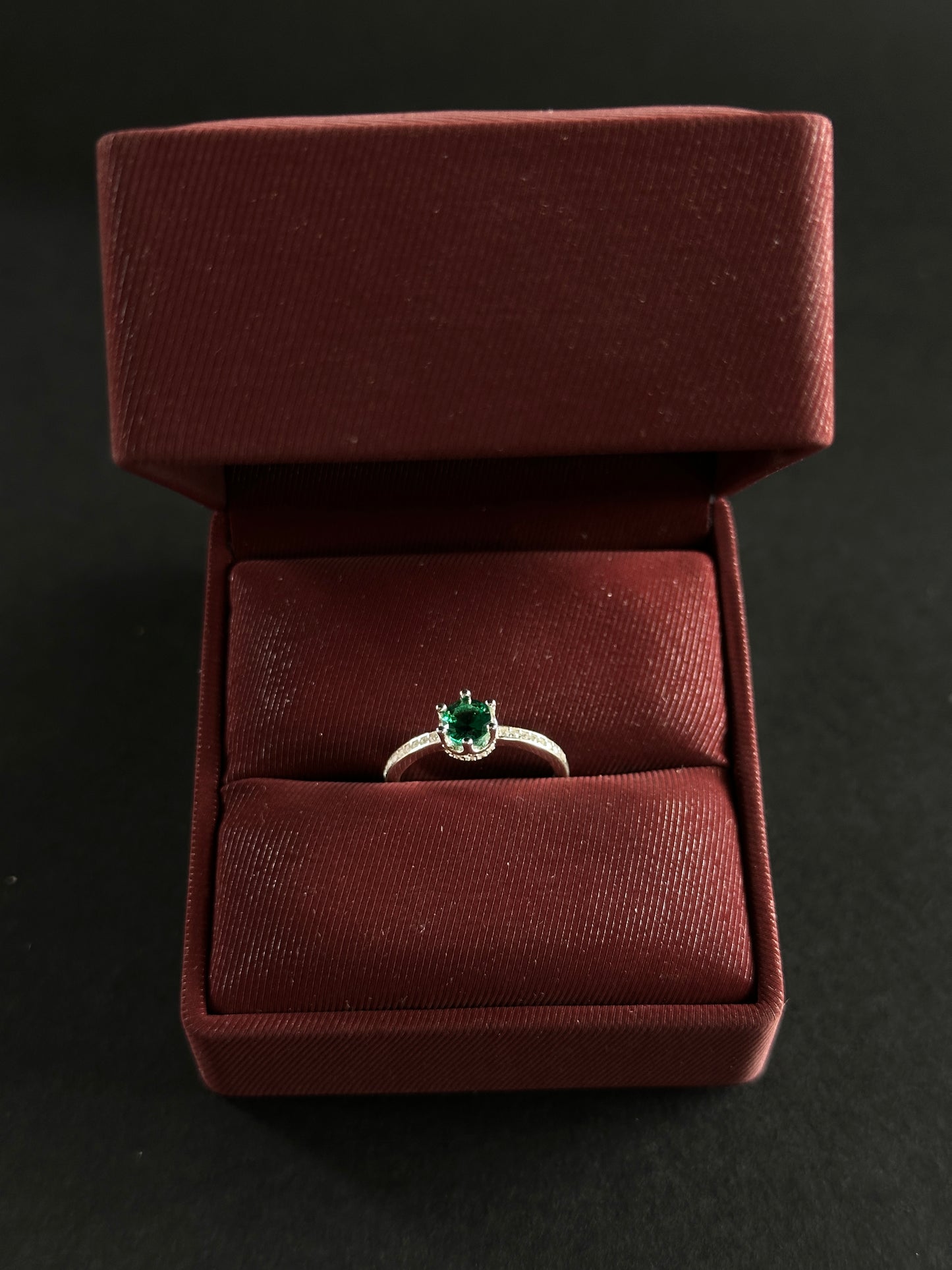 Anillo de Circón Verde con Circones en Plata Ley 925