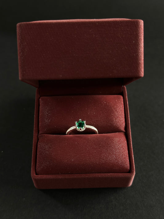 Anillo de Circón Verde con Circones en Plata Ley 925