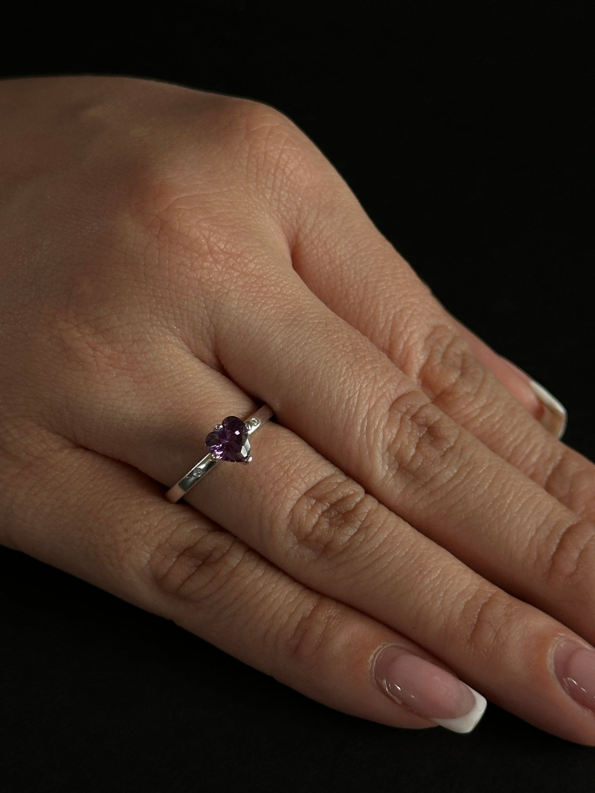 Anillo Corazón Morado con Circones en Plata Ley 925