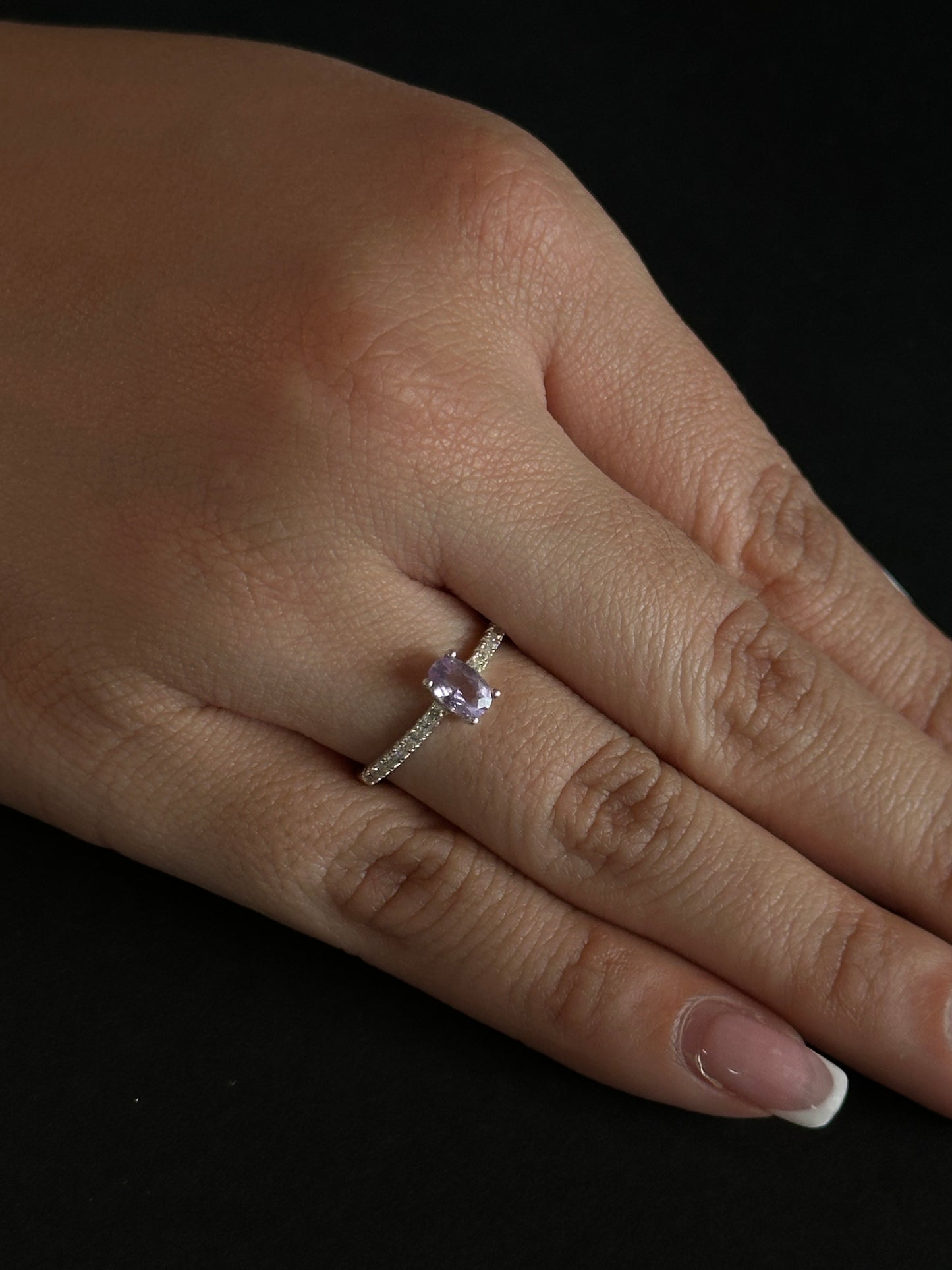 Anillo Lila Ovalado con Circones en Plata Ley 925