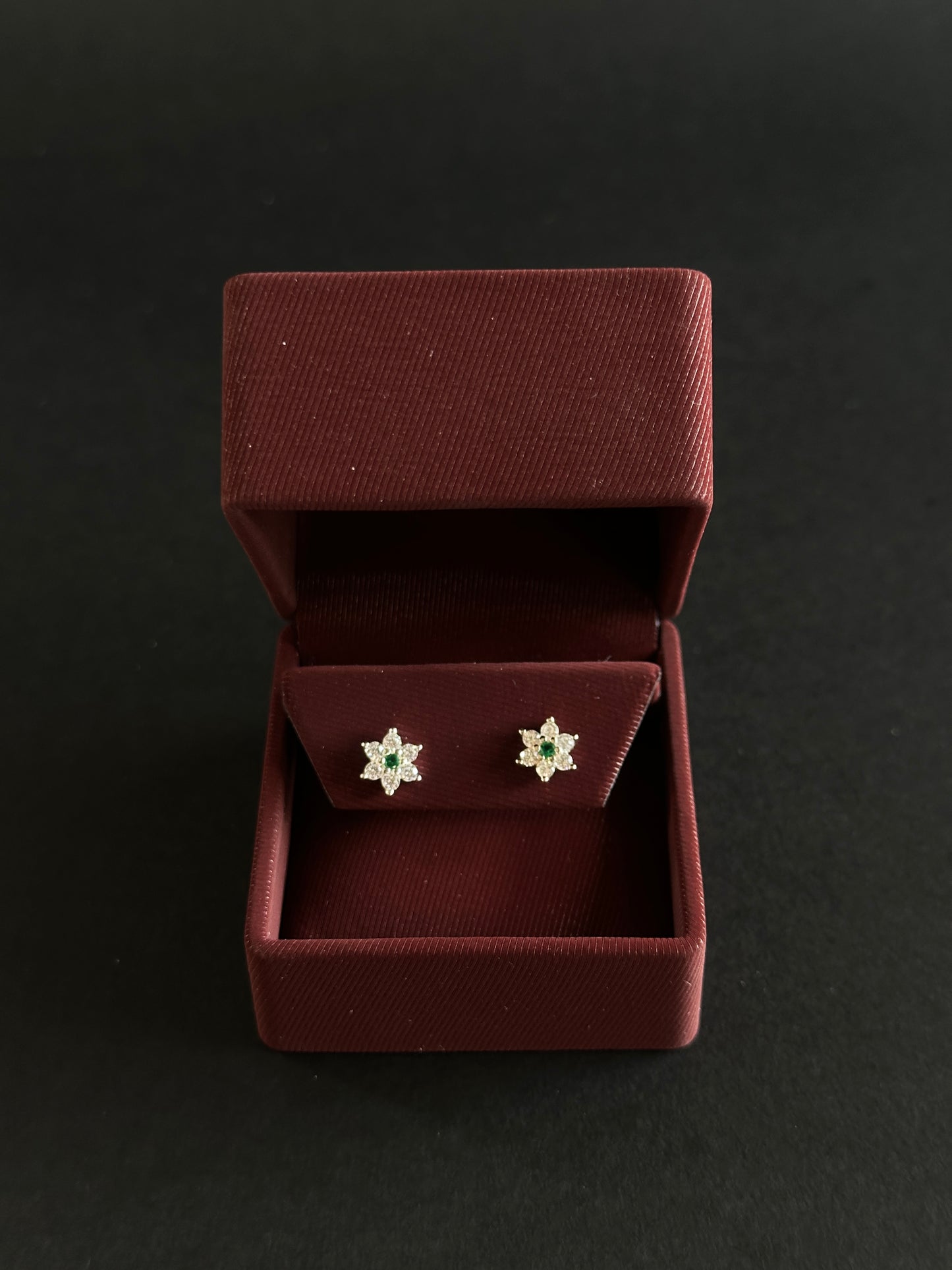Aretes Flor con Circón Verde en Plata Ley 925