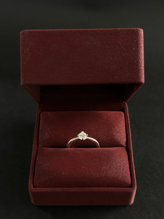 Anillo Solitario Clásico con Circones en Plata Ley 925