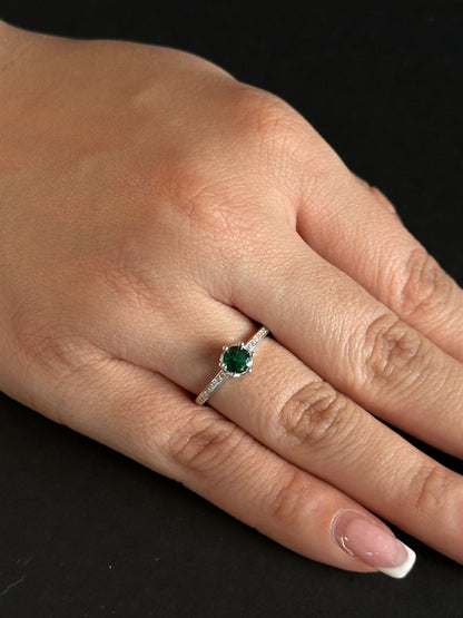 Anillo de Circón Verde con Circones en Plata Ley 925
