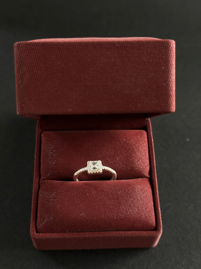Anillo Cuadrado Halo con Circones en Plata Ley 925
