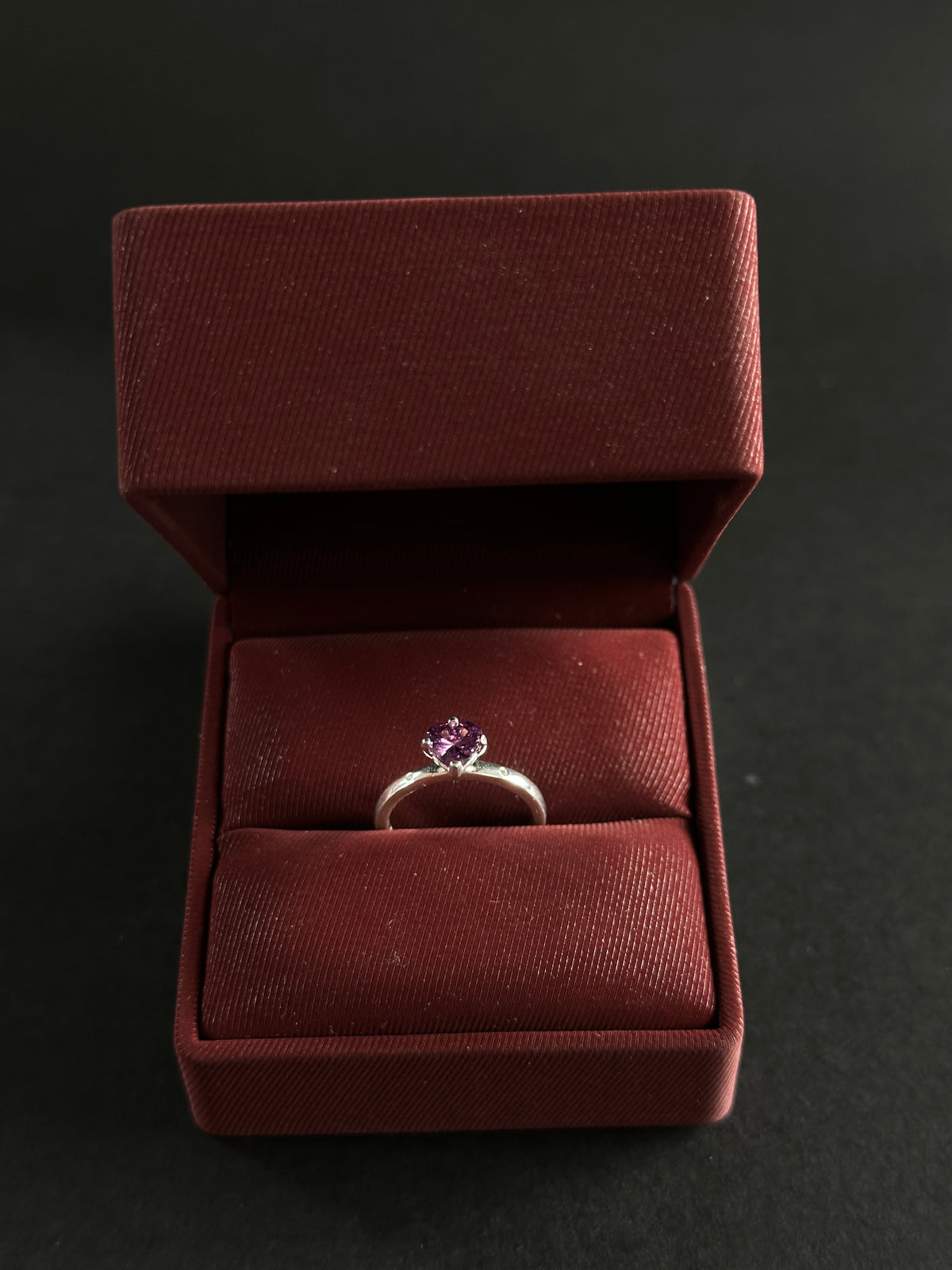 Anillo Corazón Morado con Circones en Plata Ley 925