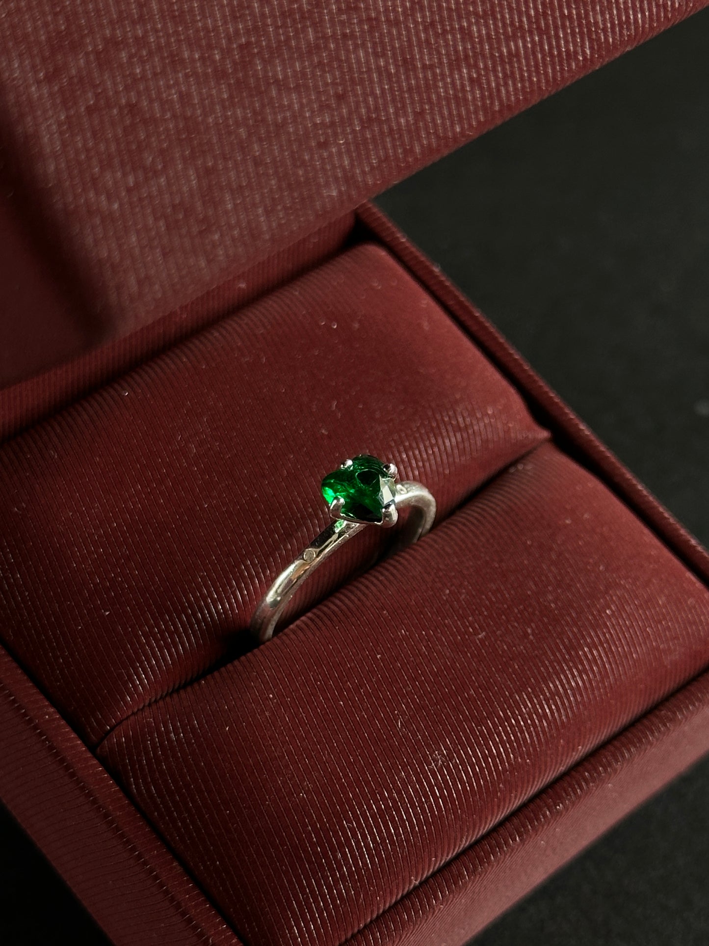 Anillo Corazón Verde con Circones en Plata Ley 925