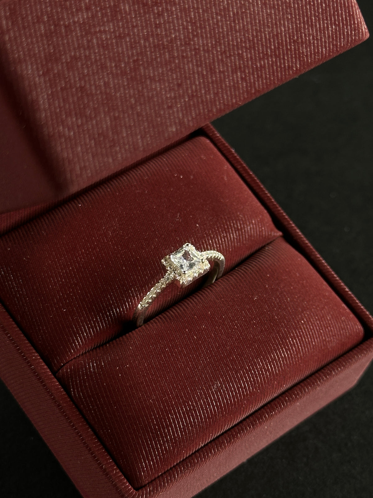 Anillo Cuadrado Halo con Circones en Plata Ley 925