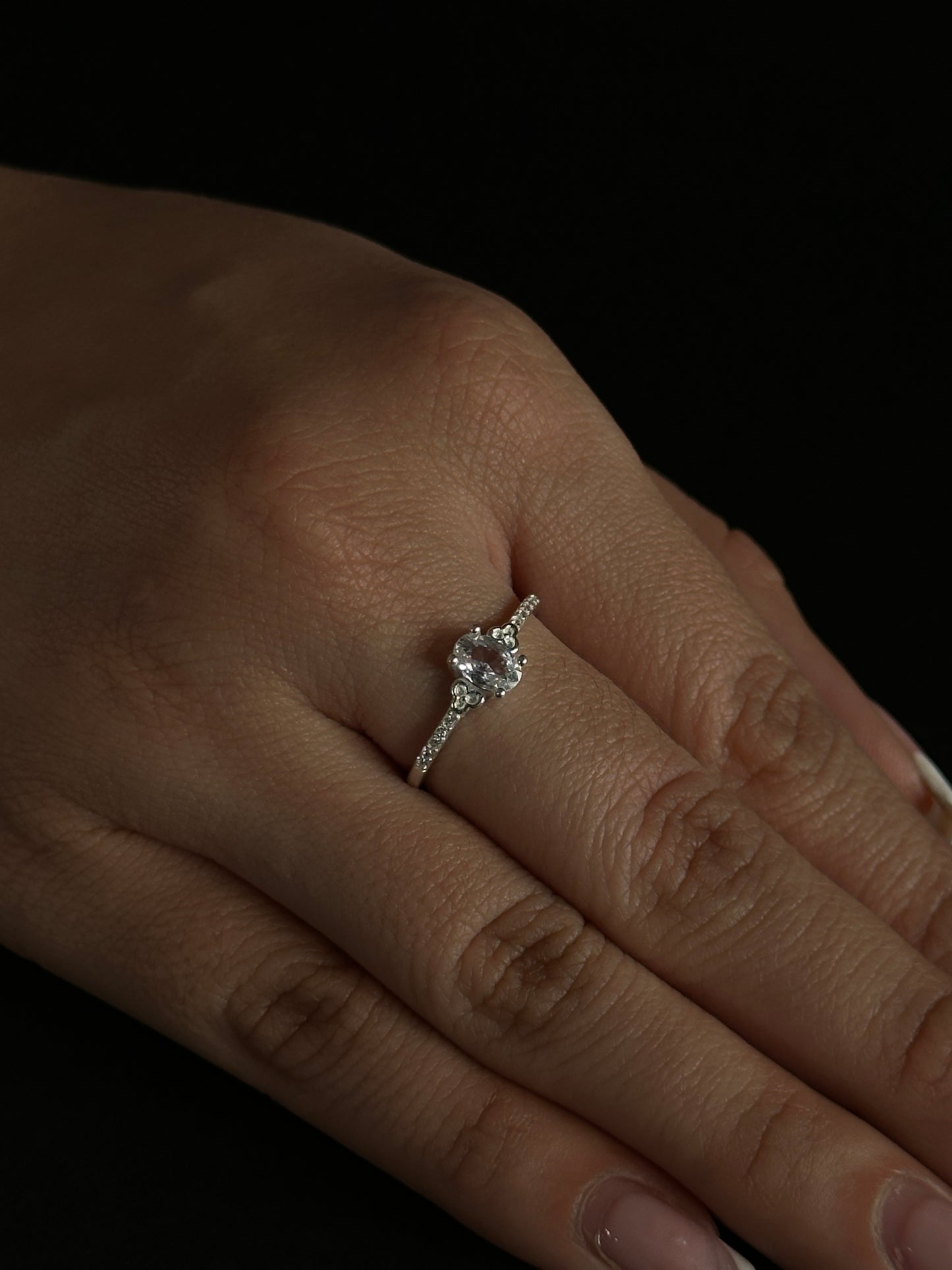Anillo Ovalado Plateado con Circones en Plata Ley 925