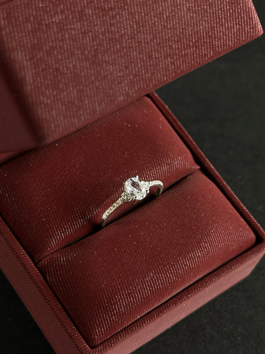 Anillo Ovalado Plateado con Circones en Plata Ley 925
