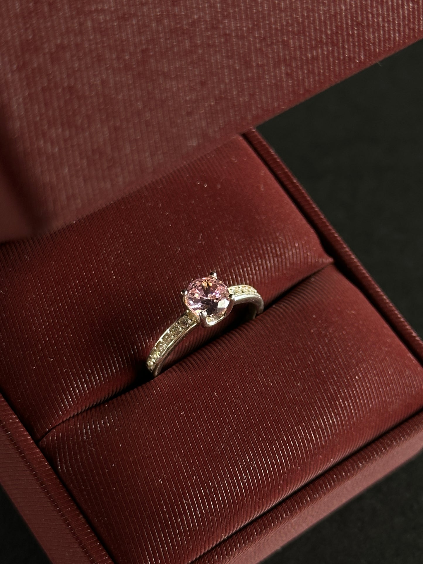 Anillo Solitario Redondo con Circones en Plata Ley 925