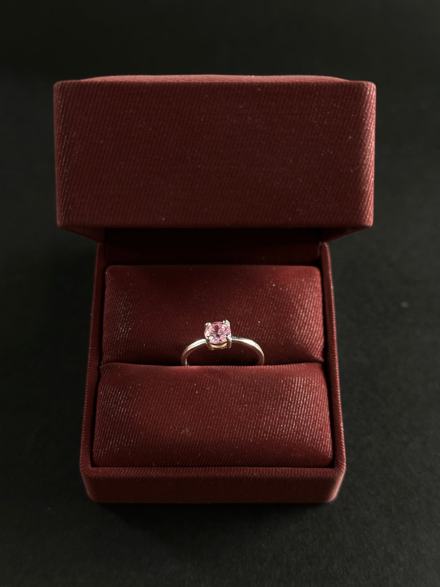 Anillo Circón Rosado Central en Plata Ley 925