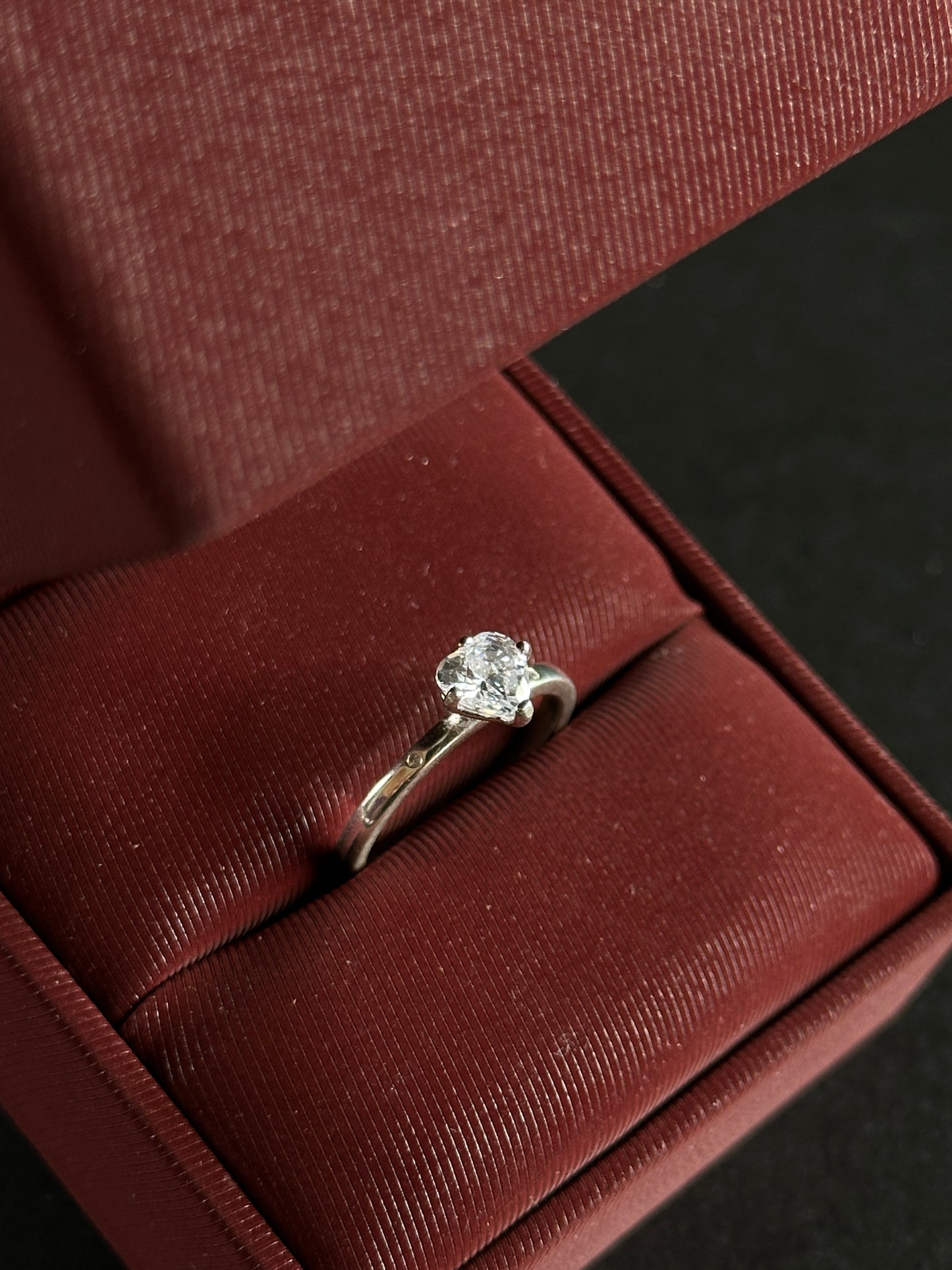 Anillo Corazón Plateado con Circones en Plata Ley 925