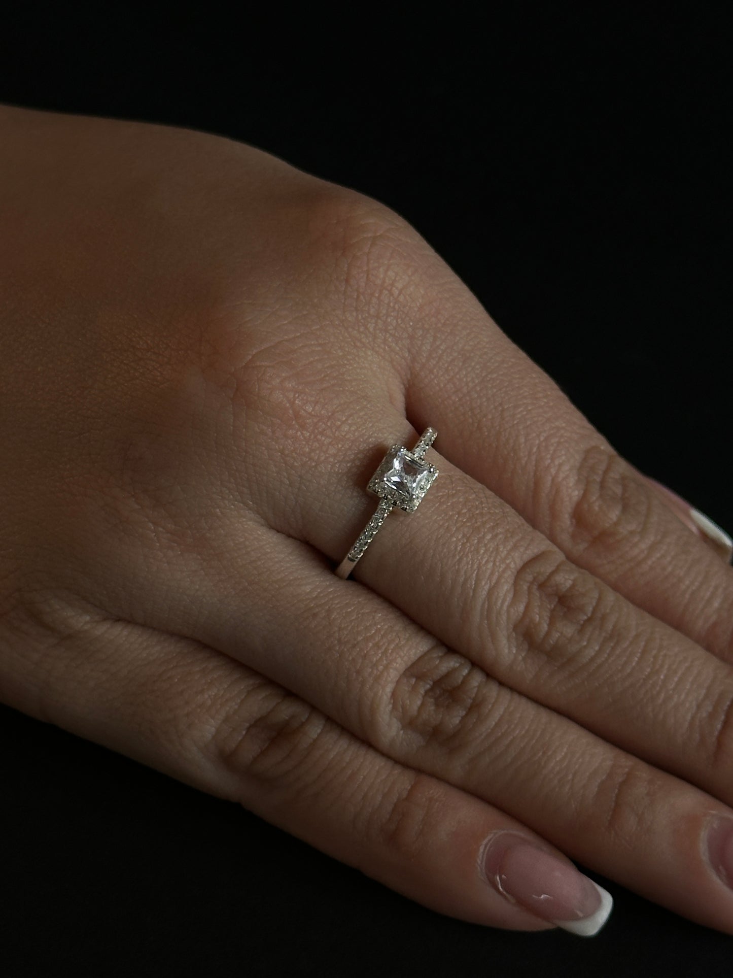 Anillo Cuadrado Halo con Circones en Plata Ley 925