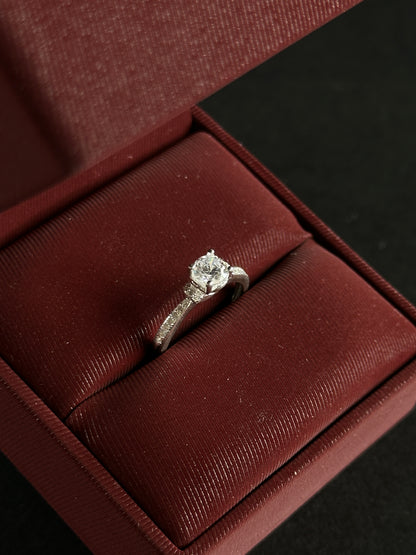 Anillo Solitario con Circones en Plata Ley 925