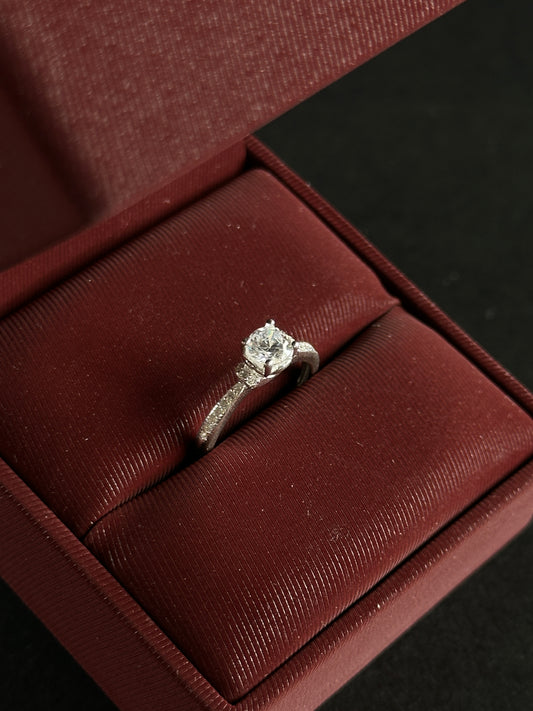Anillo Solitario con Circones en Plata Ley 925