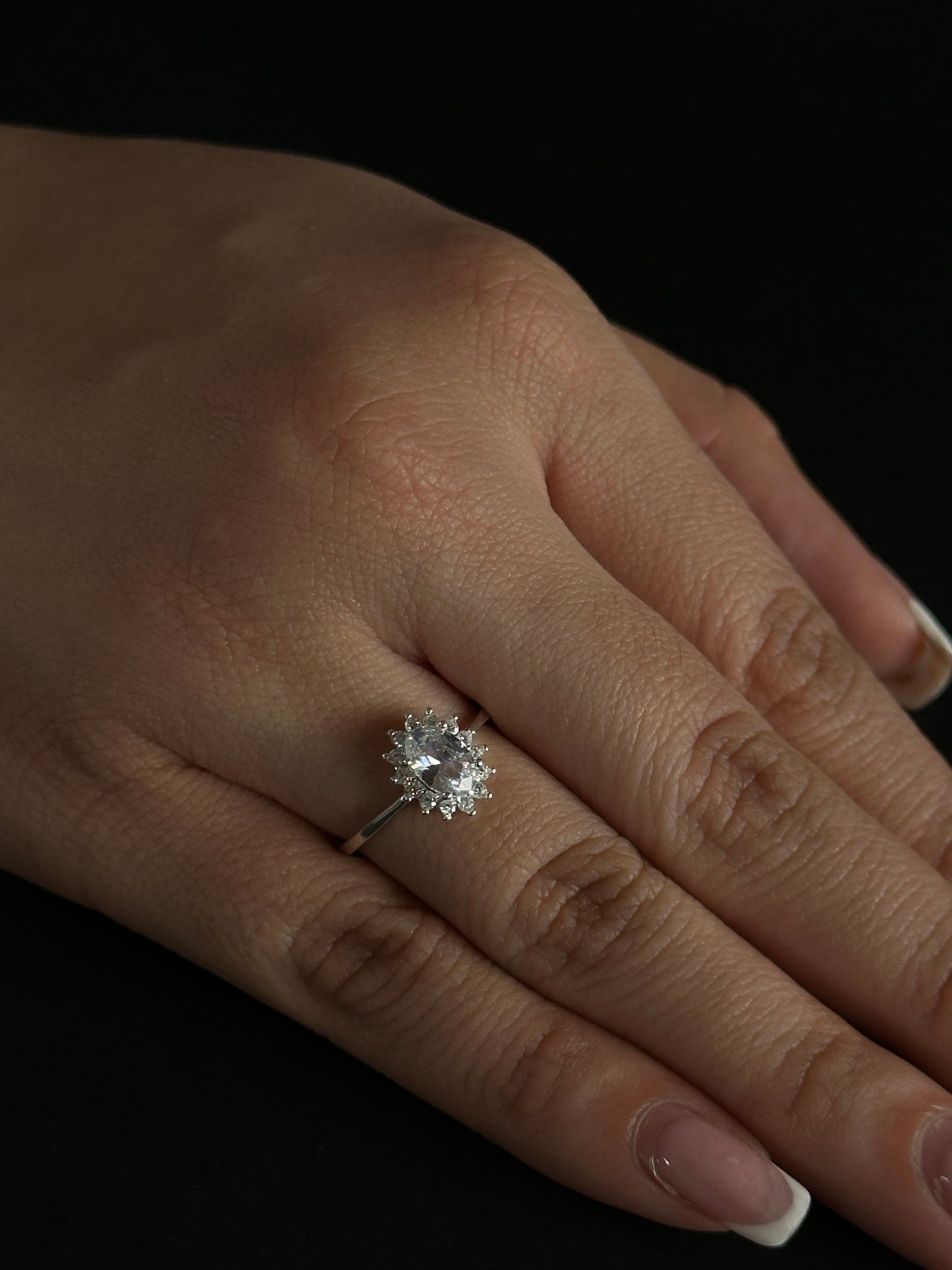 Anillo Ovalado Halo con Circones en Plata Ley 925