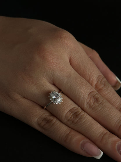 Anillo Ovalado Halo con Circones en Plata Ley 925