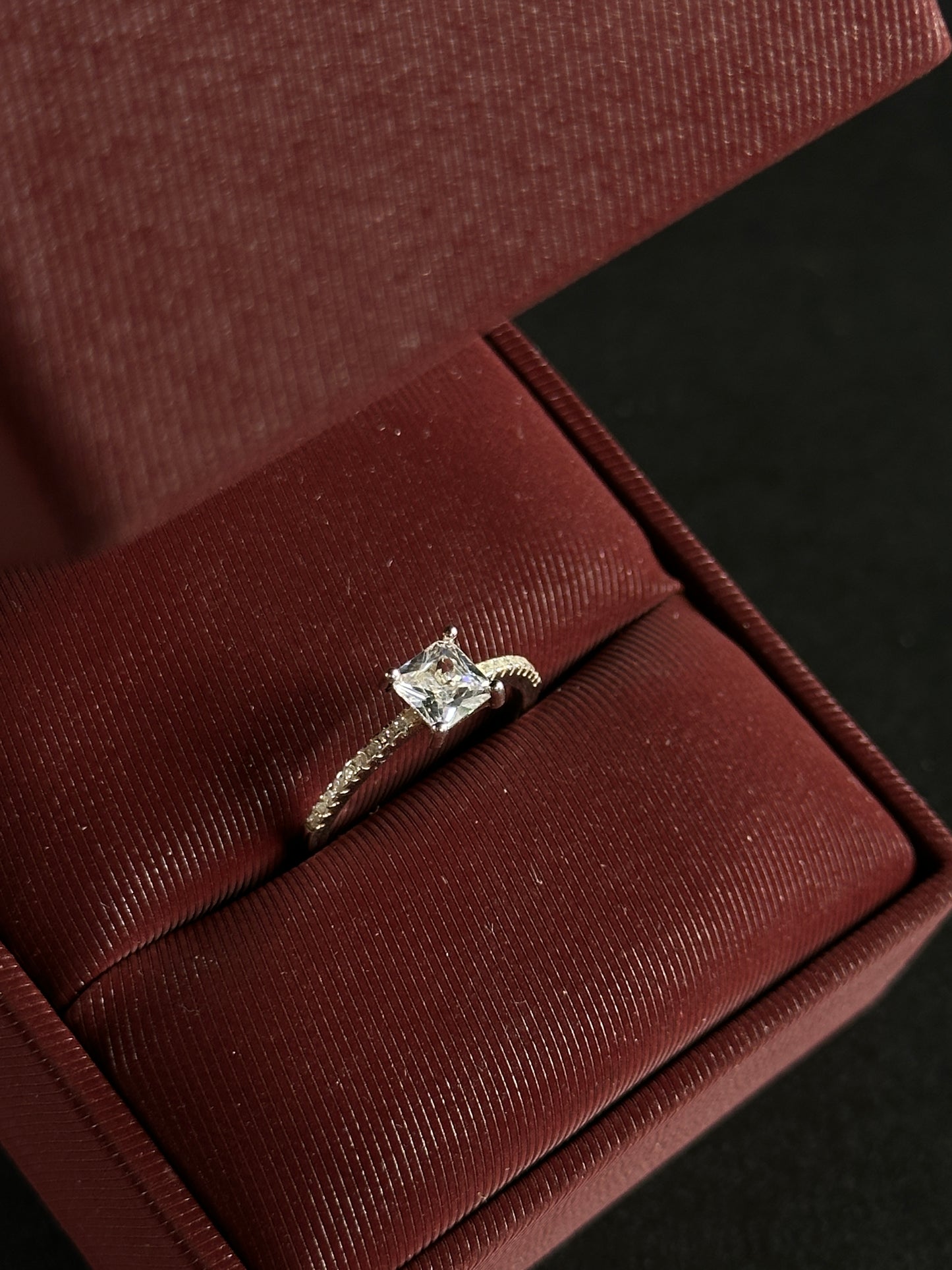 Anillo de Circón Cuadrado con Circones en Plata Ley 925