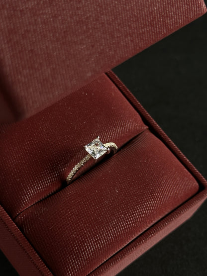 Anillo de Circón Cuadrado con Circones en Plata Ley 925