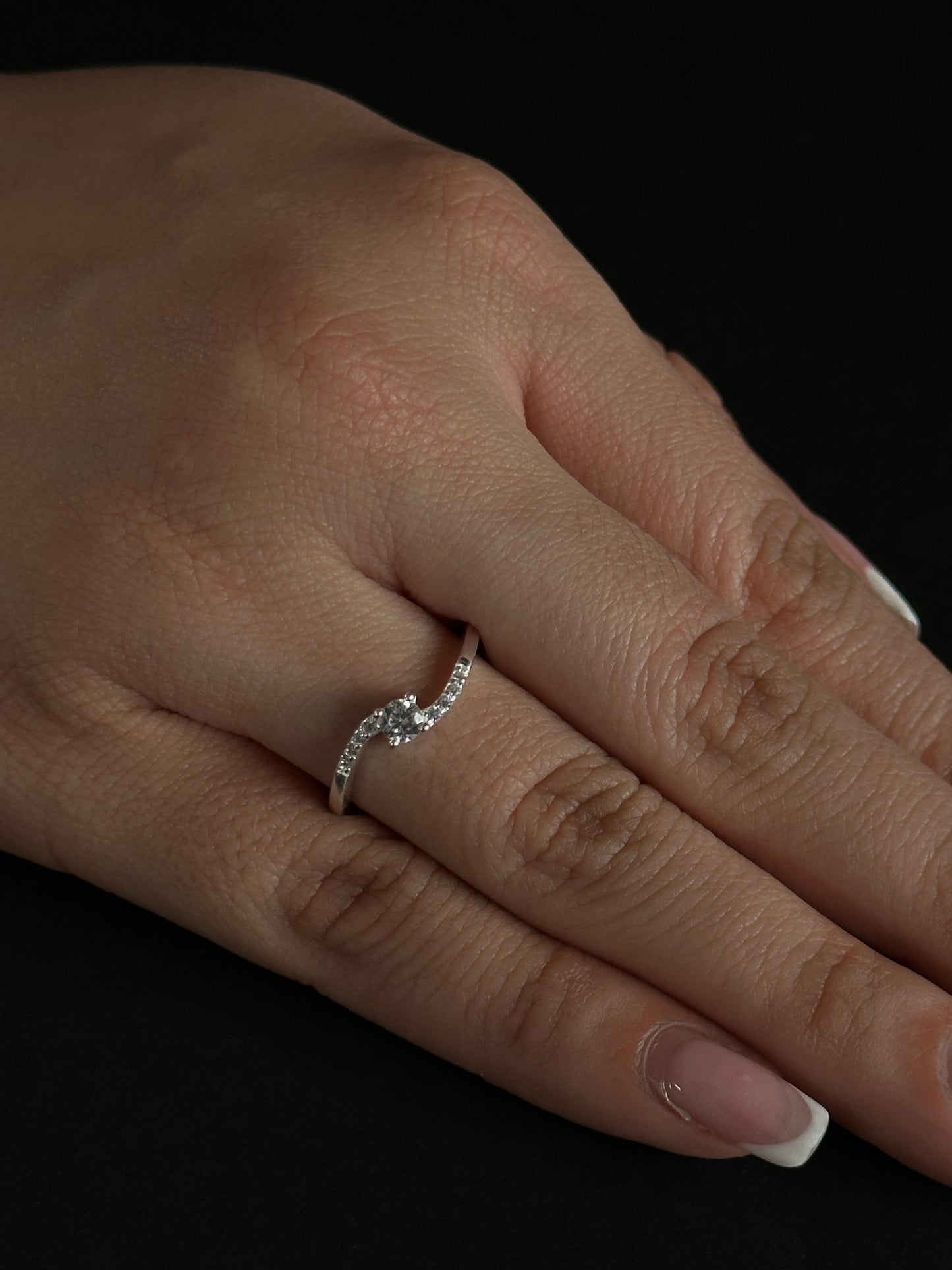 Anillo Solitario Curvo con Circones en Plata Ley 925