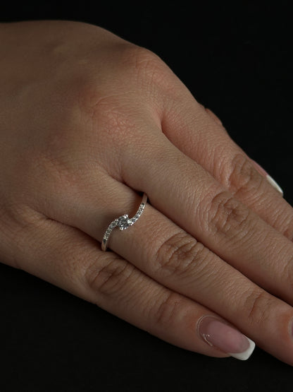 Anillo Solitario Curvo con Circones en Plata Ley 925