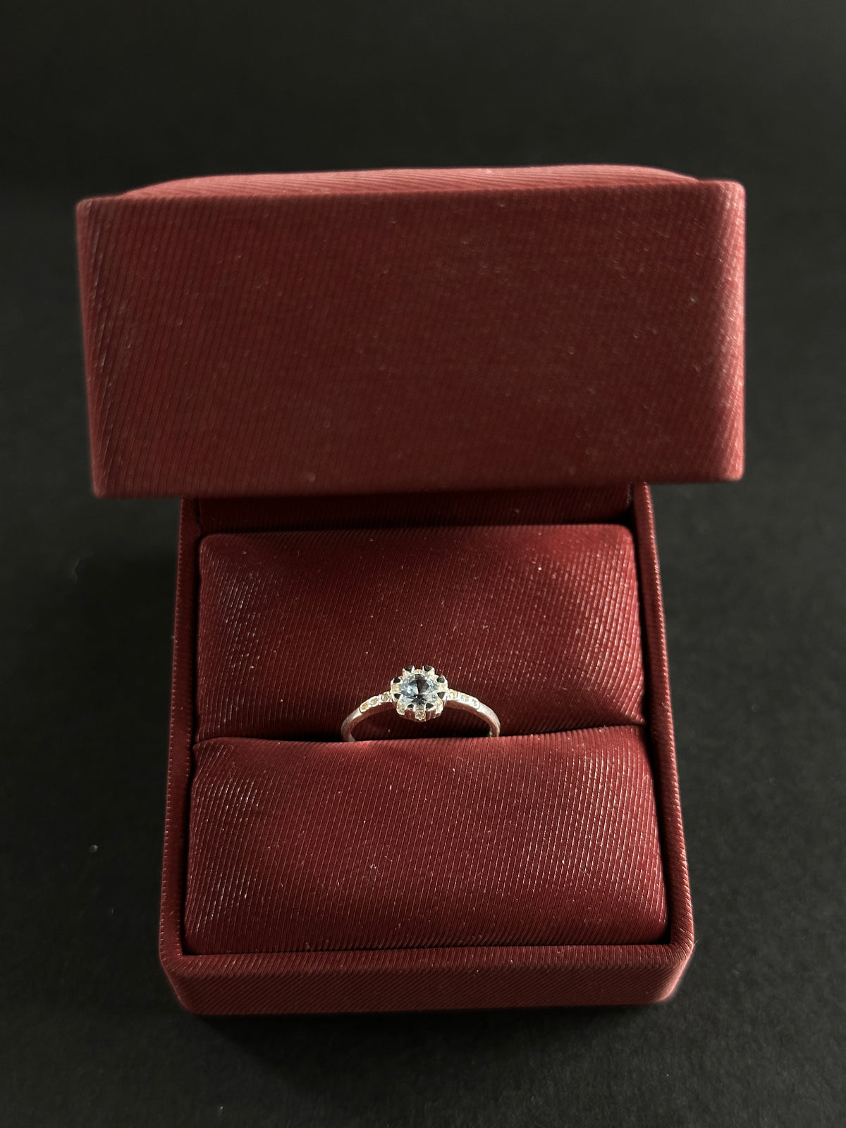 Anillo Azul Cielo con Circones en Plata Ley 925