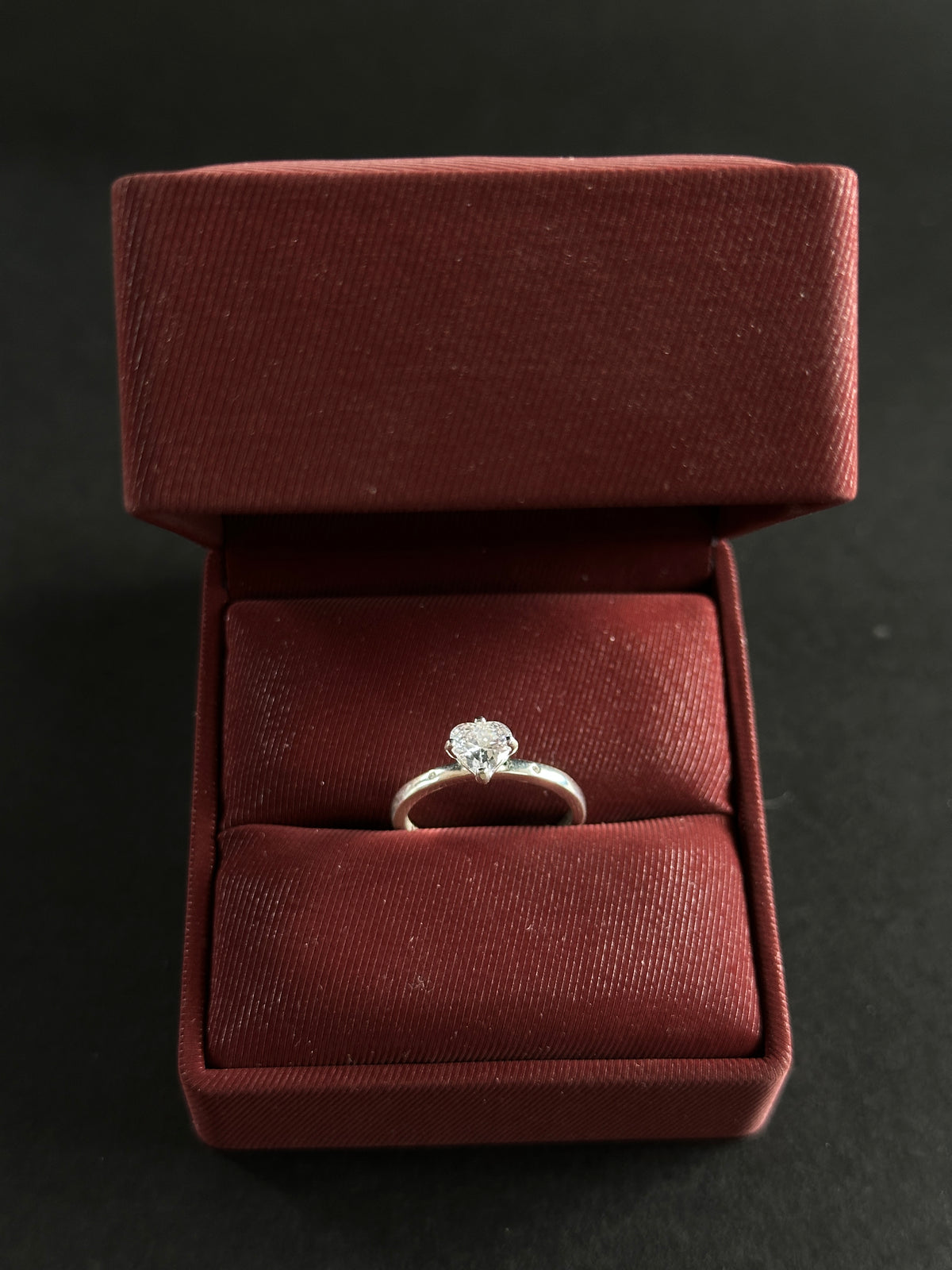 Anillo Corazón Plateado con Circones en Plata Ley 925