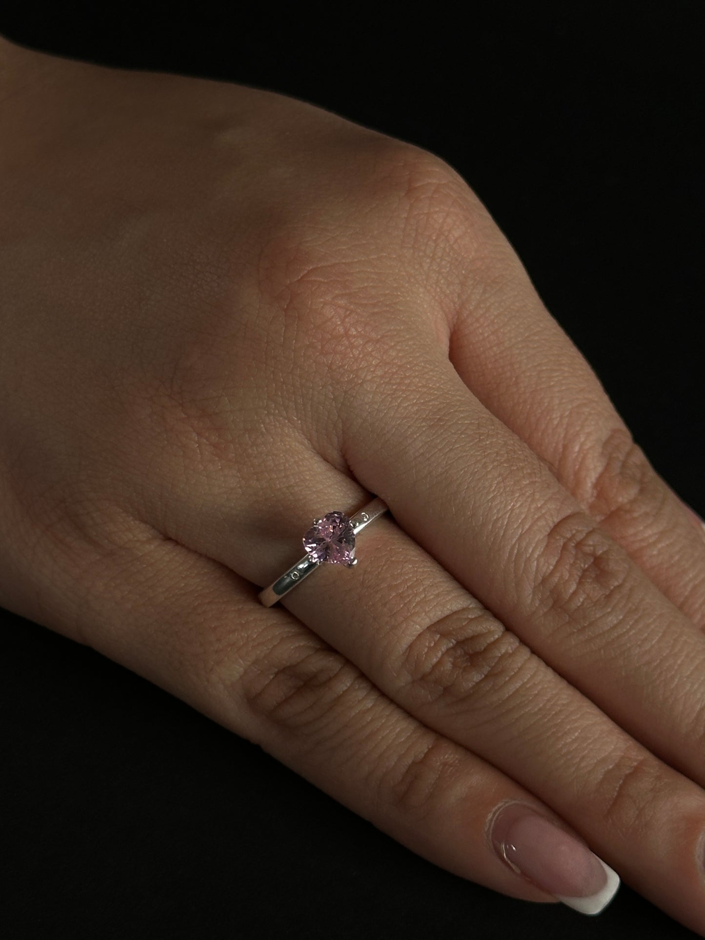 Anillo Corazón Rosado con Circones en Plata Ley 925