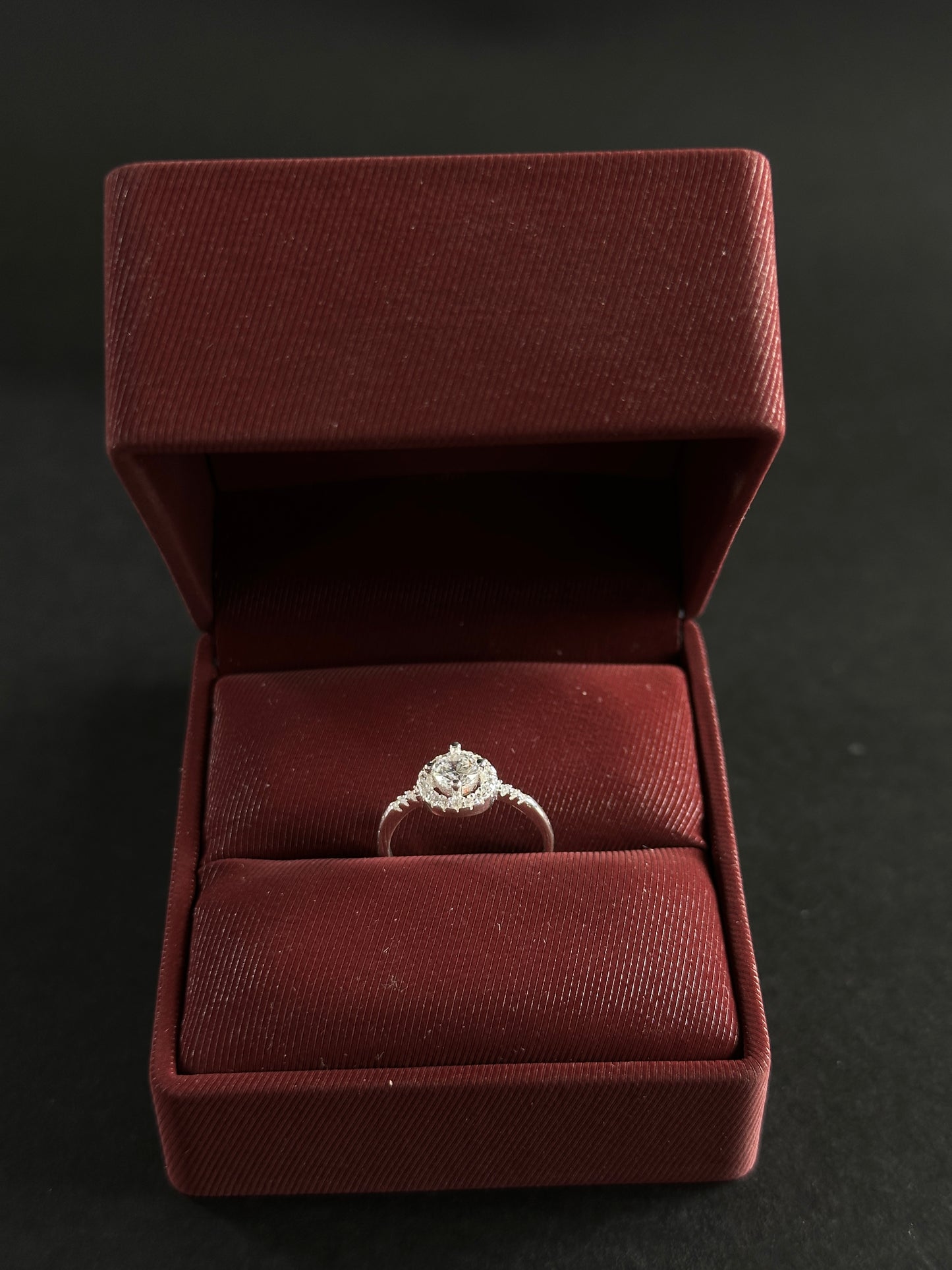 Anillo Halo de Circones en Plata Ley 925