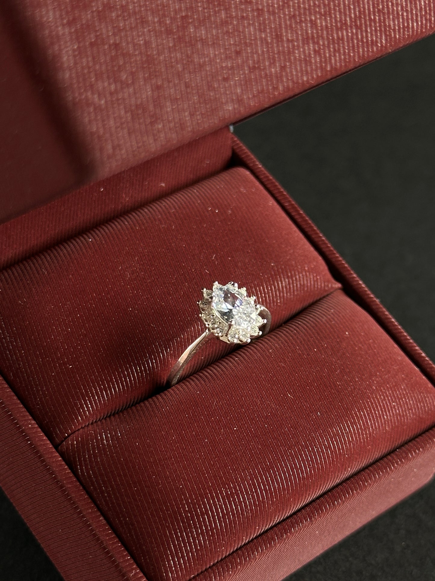 Anillo Ovalado Halo con Circones en Plata Ley 925
