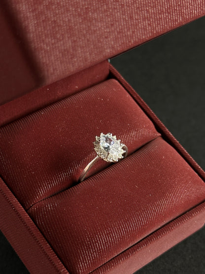 Anillo Ovalado Halo con Circones en Plata Ley 925