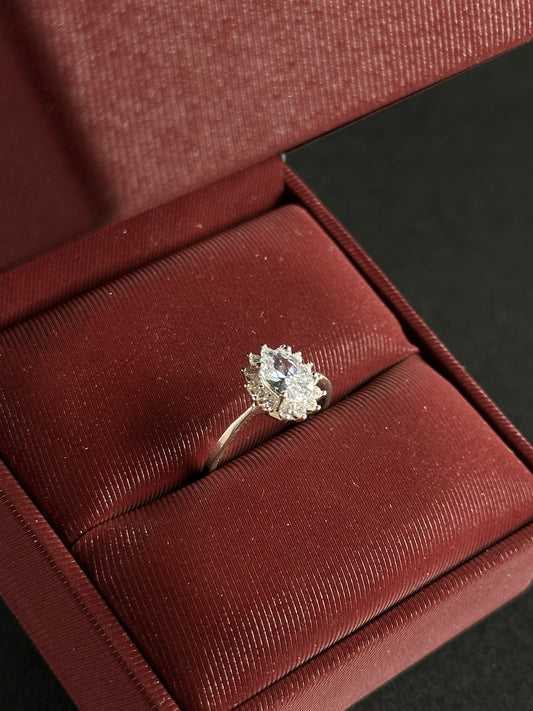 Anillo Ovalado Halo con Circones en Plata Ley 925