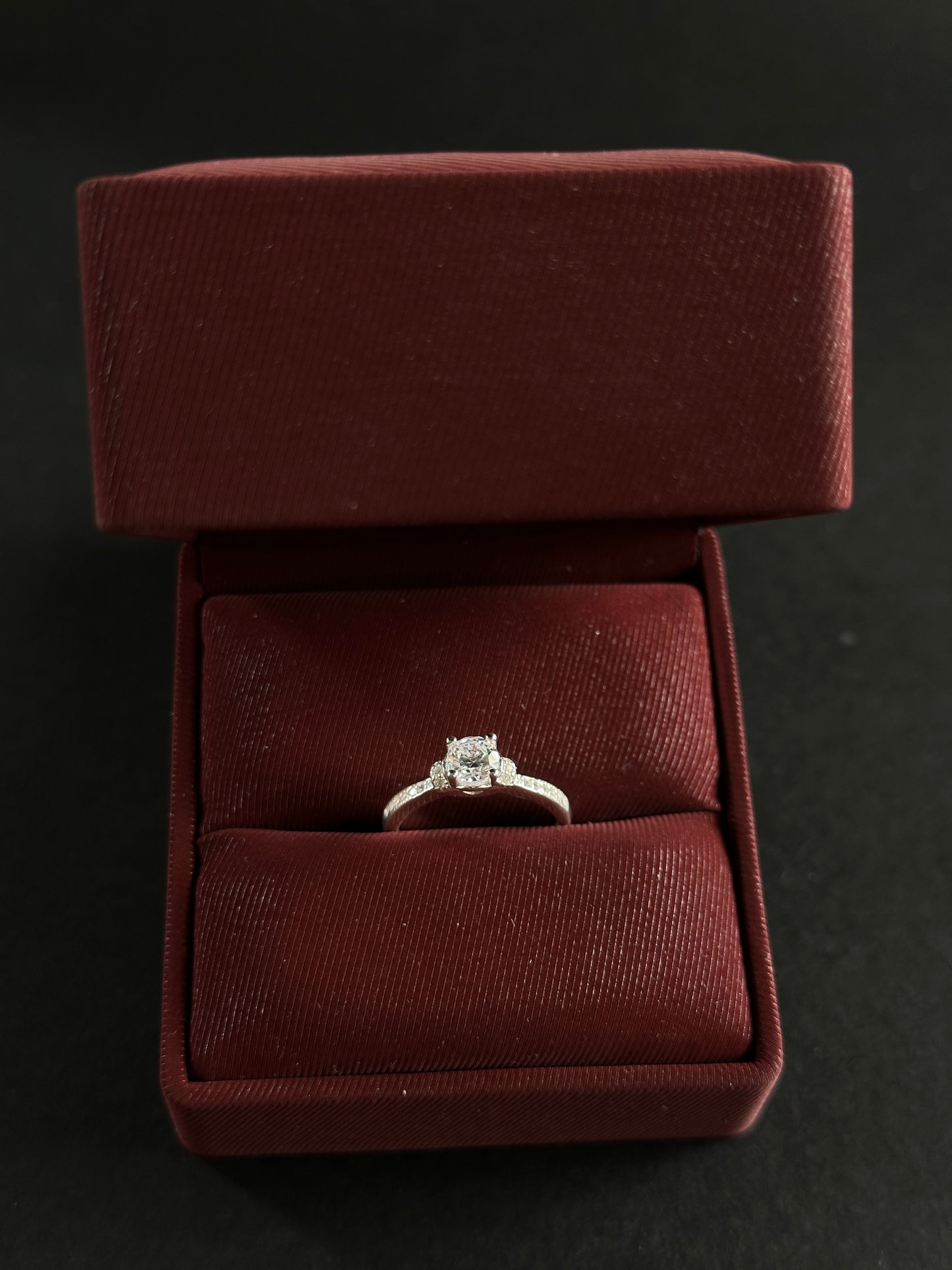 Anillo Solitario con Circones en Plata Ley 925