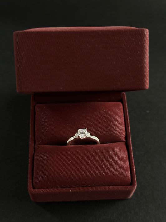 Anillo Solitario con Circones en Plata Ley 925