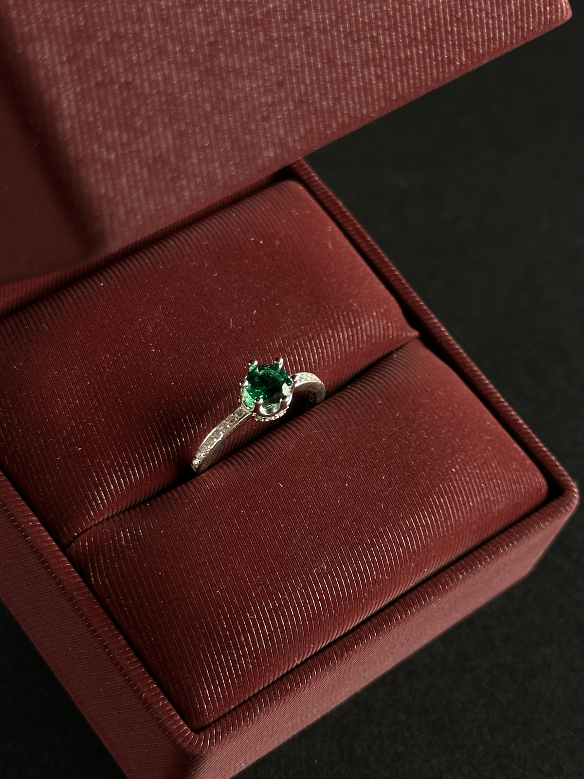 Anillo de Circón Verde con Circones en Plata Ley 925