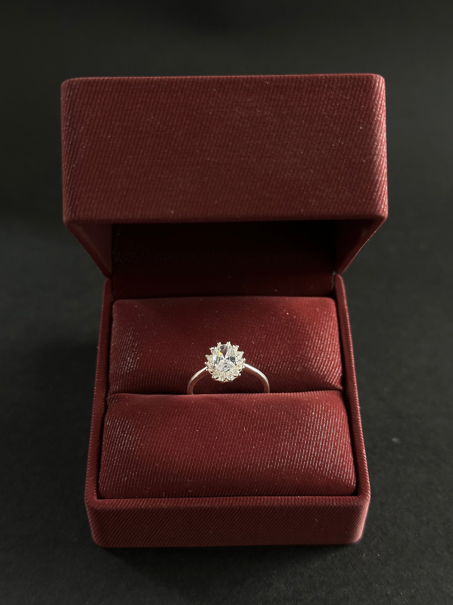 Anillo Ovalado Halo con Circones en Plata Ley 925