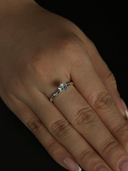 Anillo Corazón Plateado con Circones en Plata Ley 925