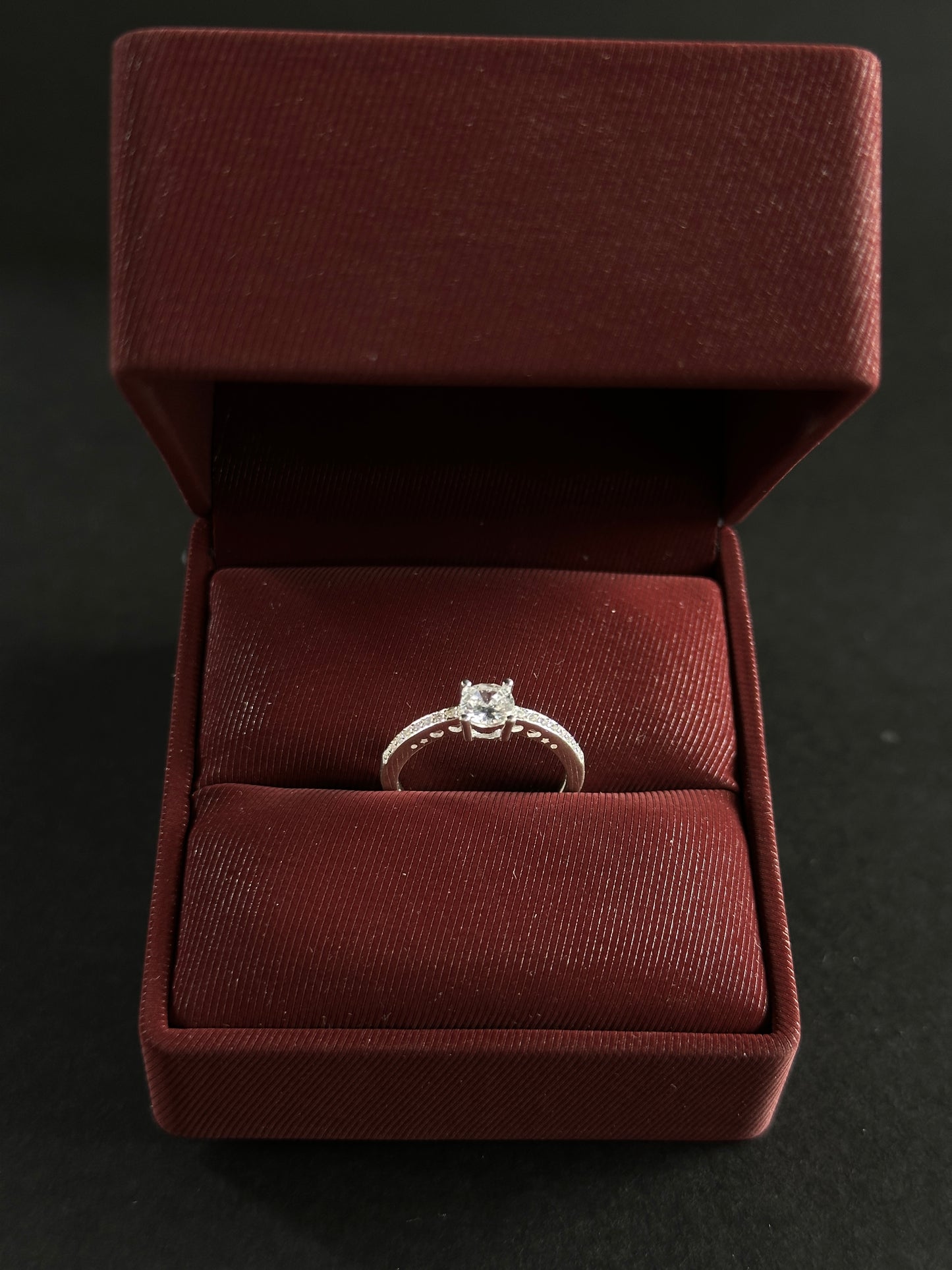 Anillo Clásico con Circones en Plata Ley 925