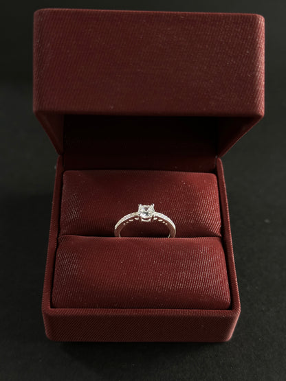 Anillo Clásico con Circones en Plata Ley 925