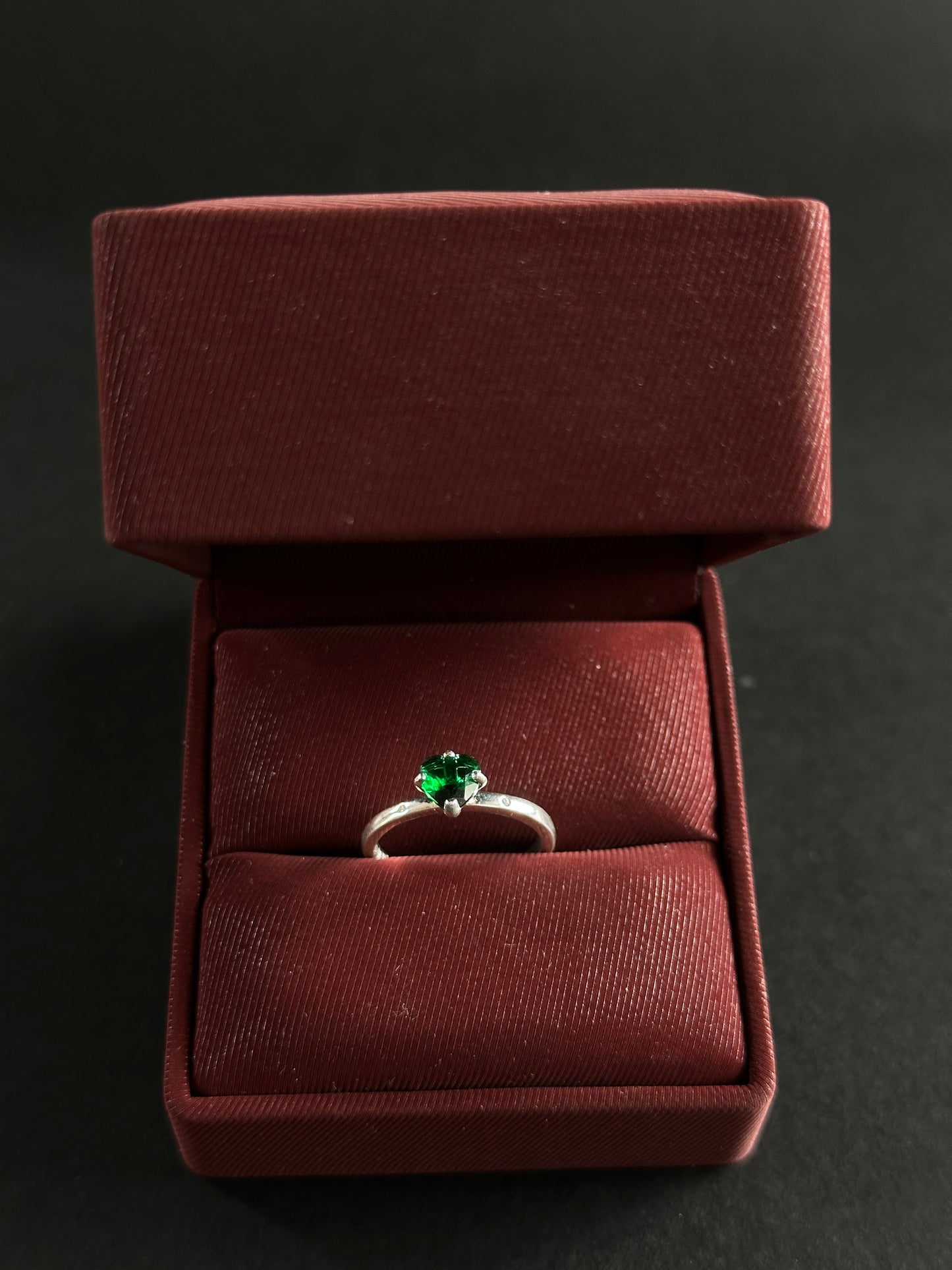 Anillo Corazón Verde con Circones en Plata Ley 925