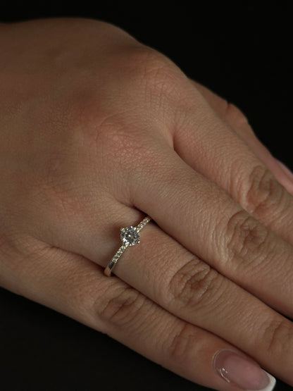 Anillo Solitario Clásico con Circones en Plata Ley 925
