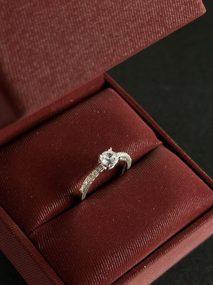 Anillo Clásico con Circones en Plata Ley 925