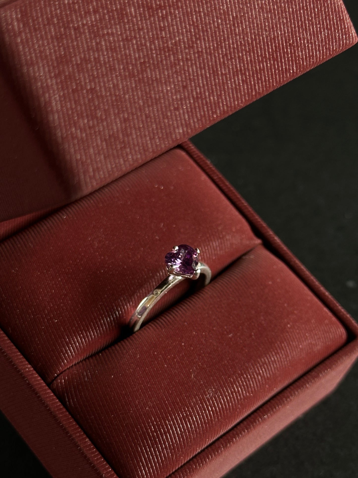 Anillo Corazón Morado con Circones en Plata Ley 925
