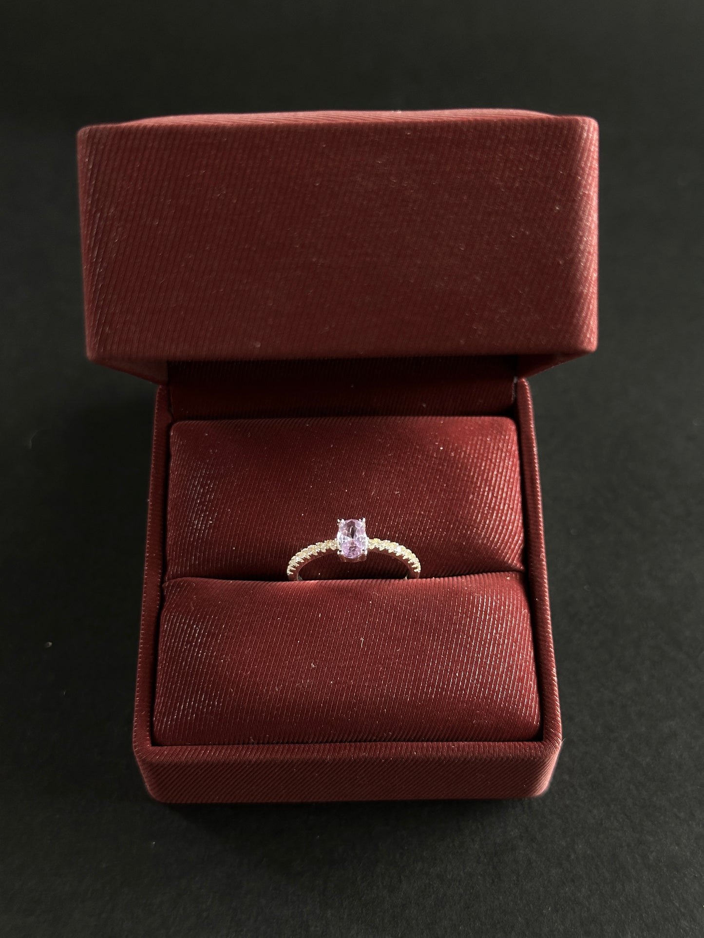 Anillo Lila Ovalado con Circones en Plata Ley 925