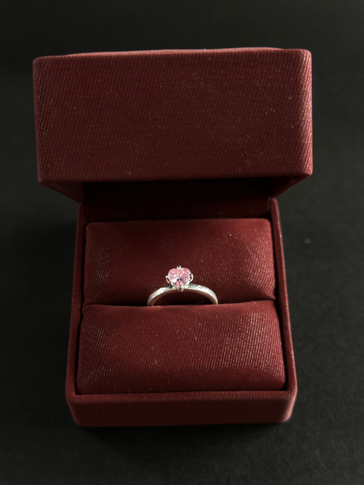 Anillo Corazón Rosado con Circones en Plata Ley 925