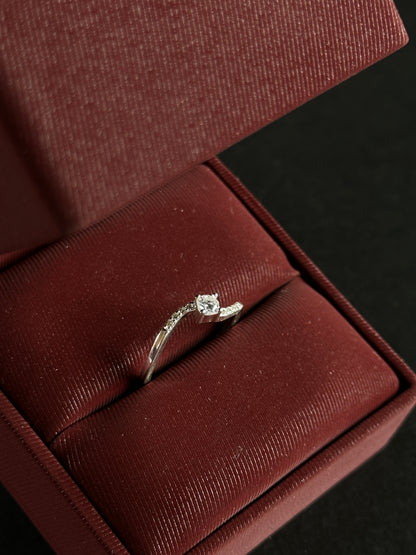 Anillo Solitario Curvo con Circones en Plata Ley 925