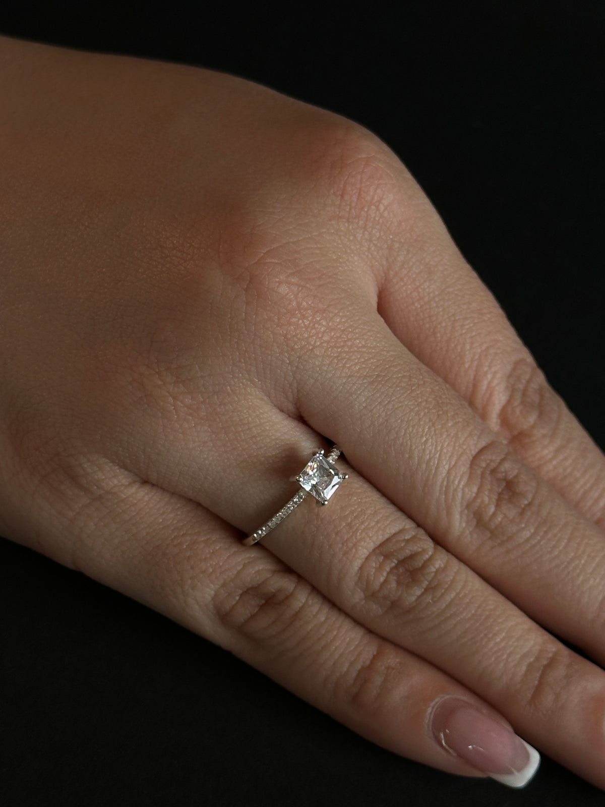 Anillo de Circón Cuadrado con Circones en Plata Ley 925